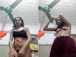 Desi Girl Shows Her Boobs