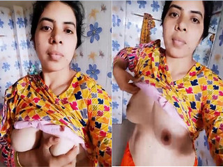 Horny Bhabhi Shows her Boobs