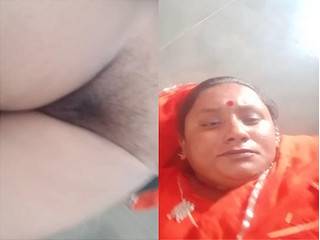 Desi Bhabhi Shows Pussy