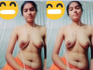 Desi Girl Shows Boobs