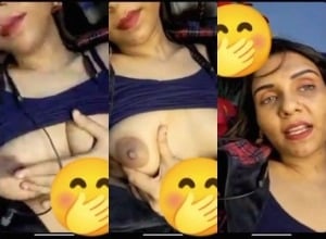 Sexy Desi Bhabhi Shows Boobs