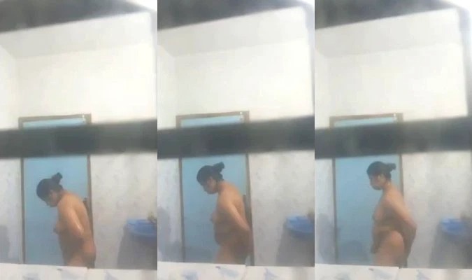 Desi Bhabhi Bathing Capture